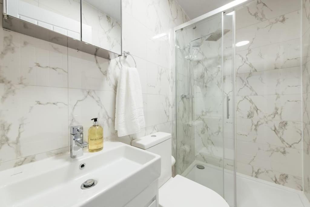 Modern 2 Bedroom Flat In Ilford, London 外观 照片